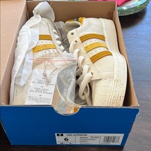 Adidas Yara Superstar Cream Sneakers with Gold Stripes